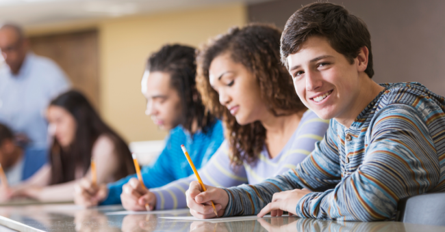 Diseño-sin-título-1 Estudiante rindiendo examen
